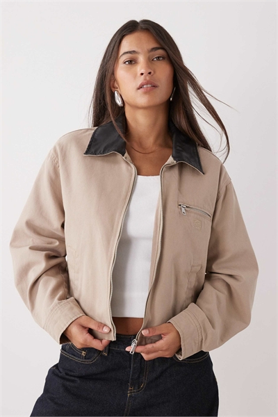 Куртка-барн с контрастным воротником бежевого цвета артикул 154133326