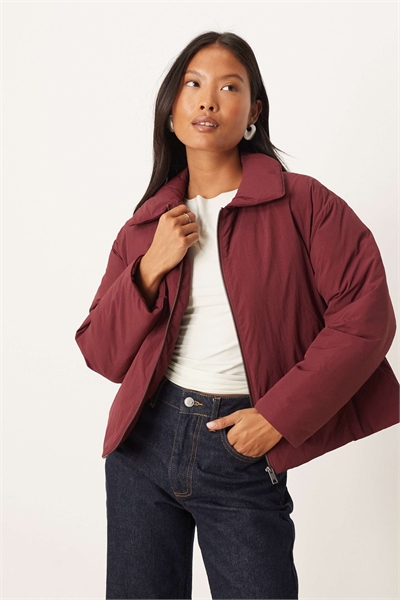 ASOS DESIGN Короткая пуховая куртка с воротником-стойкой бордового цвета артикул 142324120