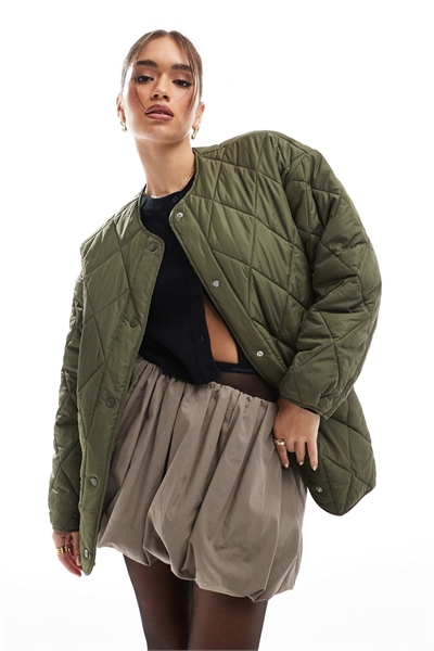 Стеганая легкая куртка цвета хаки артикул 136669175