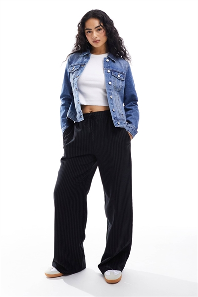 Джинсовая куртка средней синей оттенка артикул 134466903