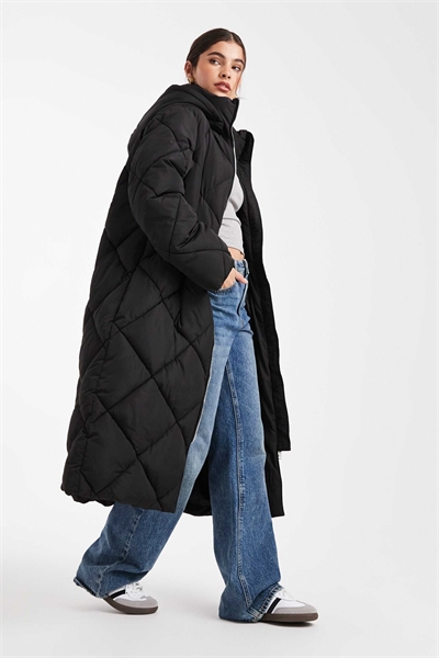 Стеганое пальто-пуховик макси с капюшоном артикул 143262056