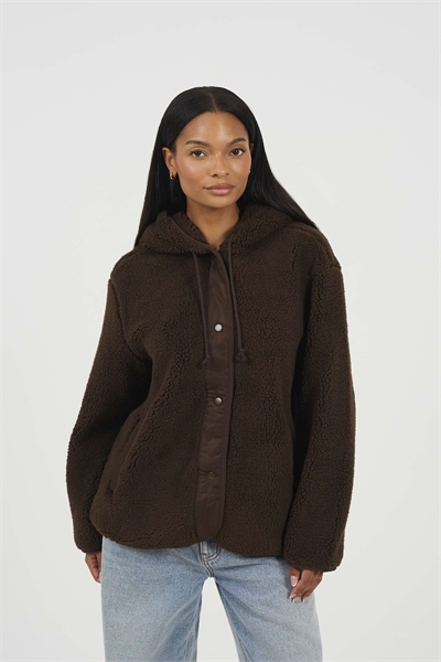 Флисовая куртка с капюшоном шоколадного цвета артикул 153059656