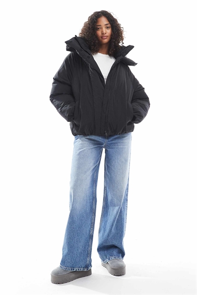 Пуховик цвета «облако» с объемным капюшоном артикул 142513621