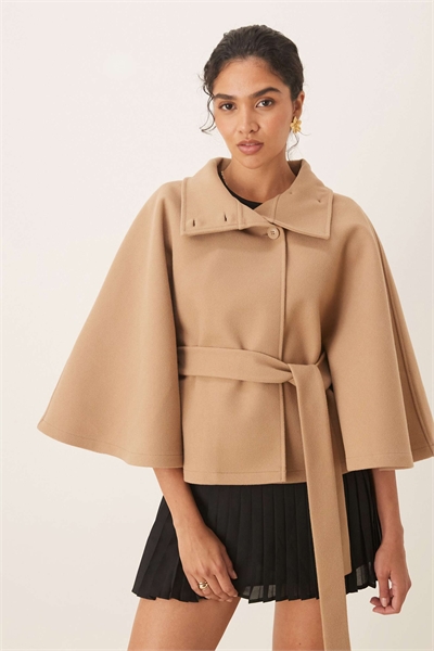 Куртка-накидка с воротником-воронкой и поясом, бежевого цвета артикул 148195504