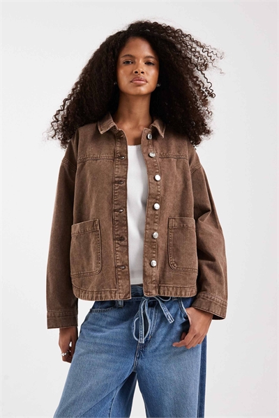 Джинсовая куртка с передними карманами, вымытая, коричневого цвета артикул 153813073