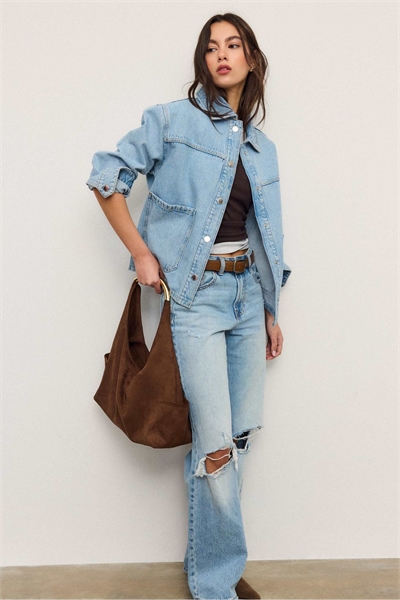 Джинсовая куртка с карманами светлого цвета артикул 156088778