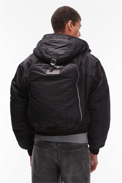 Укороченная куртка с логотипом, карманом на молнии и рюкзаком черного цвета артикул 152190415