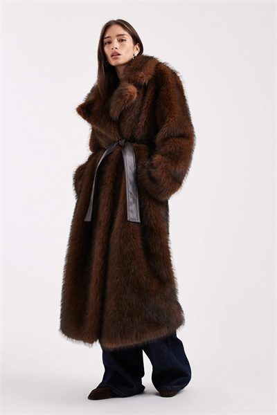 Длинная куртка из искусственного меха с поясом артикул 150204195