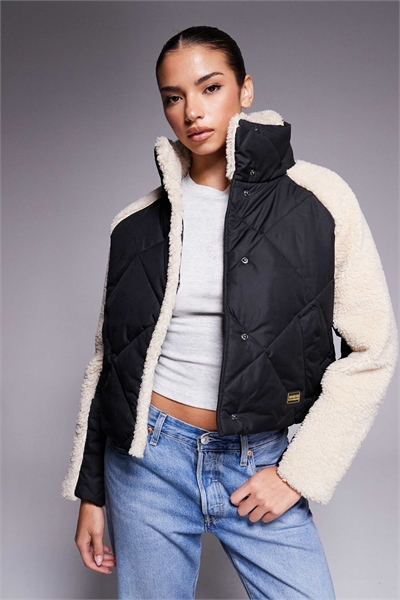 Объемная стеганая куртка с флисовыми рукавами артикул 149963402