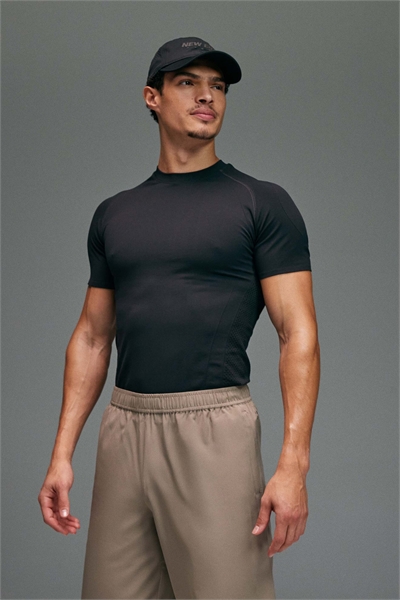 Бесшовная футболка из компрессионного материала, подчеркивающая мускулатуру, черного цвета артикул 151097489