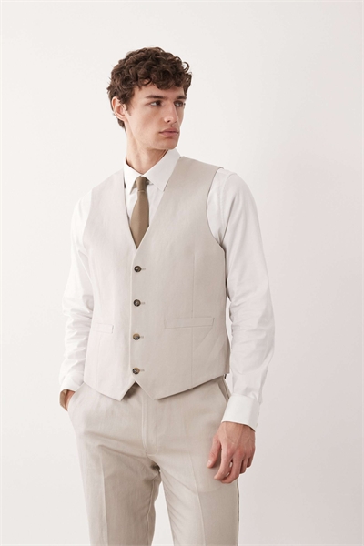 Жилет к стройному костюму артикул 152469387