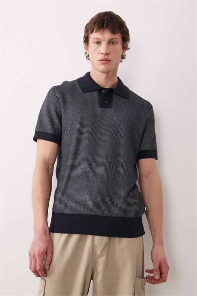 Березовая вязаная рубашка-поло с коротким рукавом и логотипом, темно-синего цвета артикул 154833168