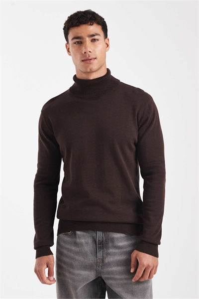 Свитер с высоким воротником шоколадно-коричневого цвета артикул 143483218