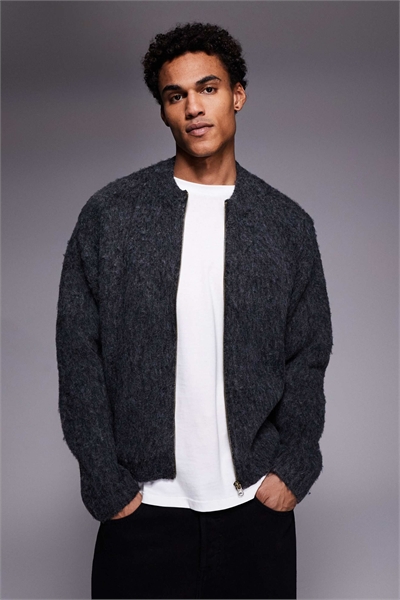 Пушистый вязаный кардиган на молнии серого цвета артикул 151524074