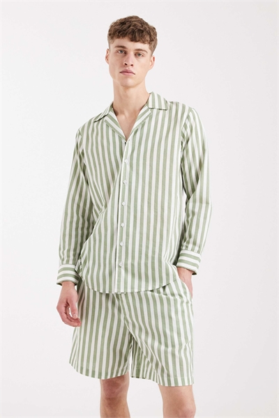 Пляжный комплект из шорт с зелеными и белыми полосками артикул 152630719