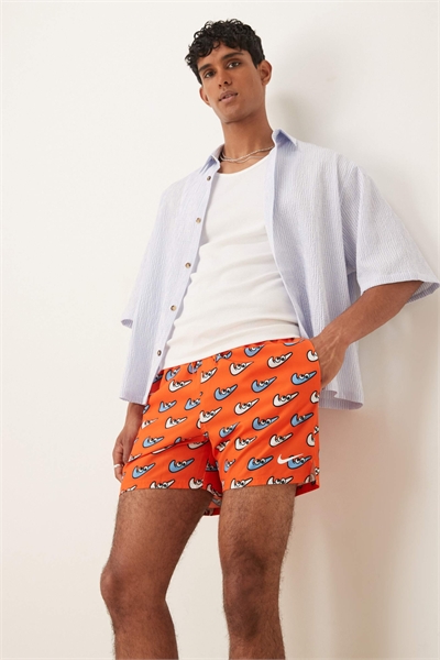 Плавательные шорты Nike 5 inch Volley с разноцветным принтом, оранжевые артикул 141105158