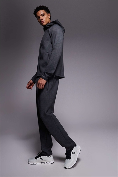 Круглого выреза, с застежкой-молнией, из ткани типа «скайба», с карманами на молнии, цвета угольно-серого меланжа артикул 151097032