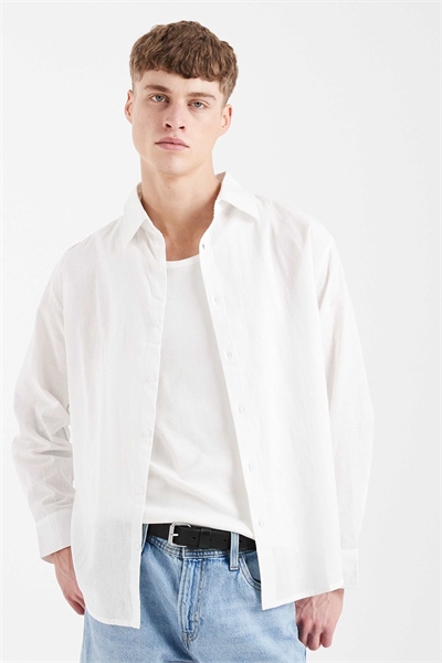 Льняная пляжная рубашка с длинными рукавами белого цвета артикул 152630726