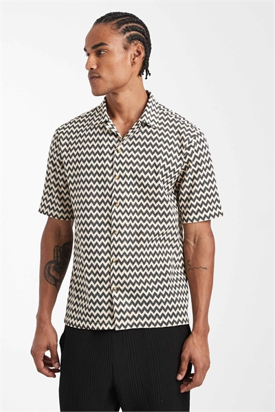 Пляжная рубашка с черным шевроном артикул 152630724