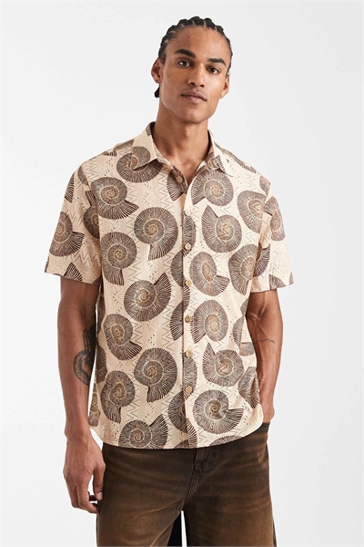 Пляжная рубашка с коричневым принтом в виде ракушек артикул 152630711