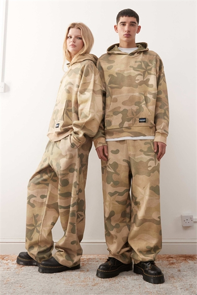 Универсальные джоггеры свободного кроя в камуфляжном стиле артикул 150368028