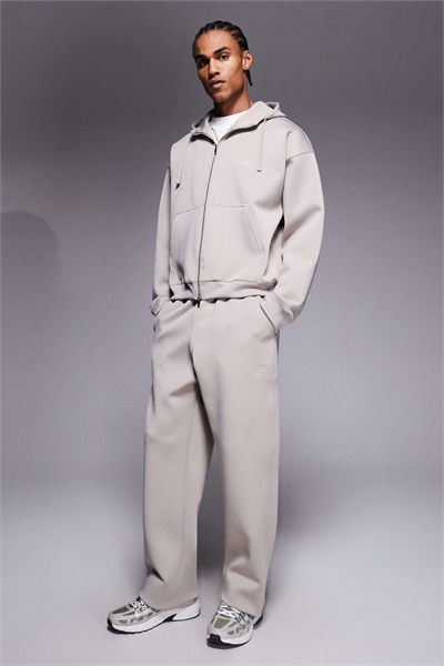 Комплект из прямых джоггеров из ткани типа «скаба» в цвете «камень» артикул 155177625