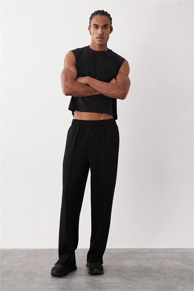 Штаны-джоггеры из ткани типа «скаба» с широкими брючинами и отложными складками, черного цвета артикул 153252610