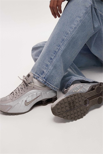 Кроссовки Shox R4 в коричневом и серебристом цветах артикул 142405153