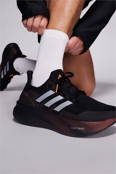 Кроссовки Adidas Running Ultraboost 5 черного, серебристого и оранжевого цветов артикул 150040926