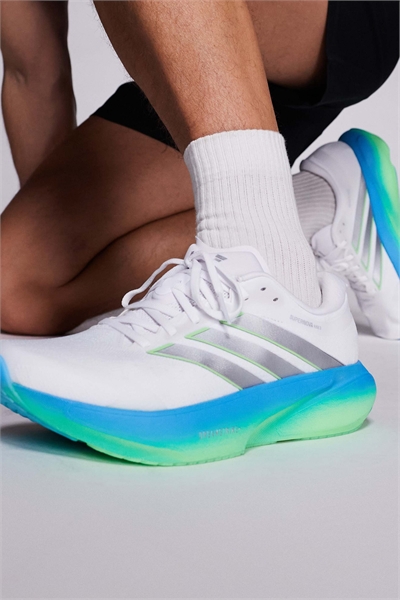 Кроссовки Adidas Running Supernova Rise 3 белого, синего и зеленого цветов артикул 150040920