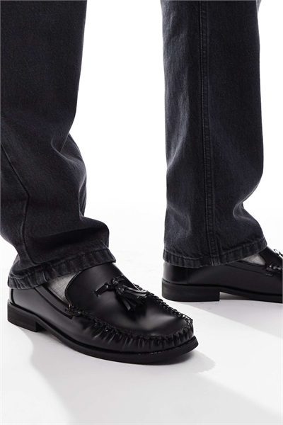 Лоферы с кисточками и рюшами, черные артикул 148072559