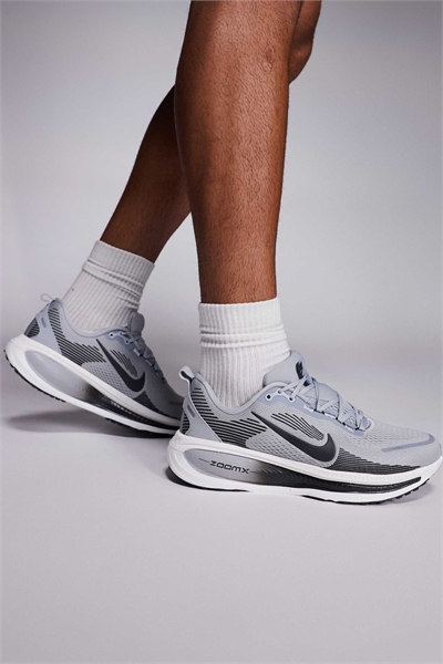 Кроссовки Vomero 18 артикул 149964831