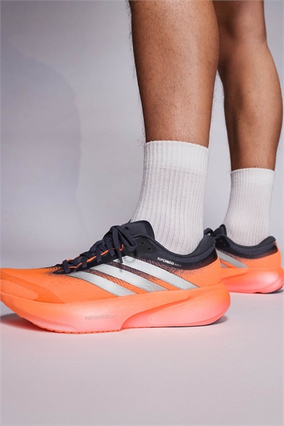 Кроссовки Adidas Running Supernova Rise 3 черного, оранжевого и серебристого цветов артикул 150040916