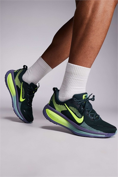 Кроссовки Vomero 18 артикул 147141057