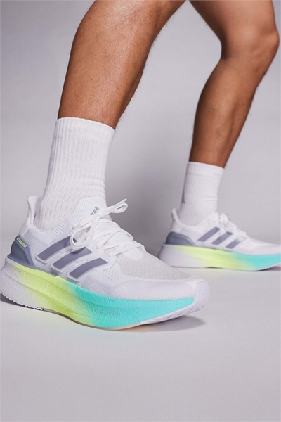 Кроссовки Adidas Running Ultraboost 5 белого, зеленого и синего цветов артикул 150040912