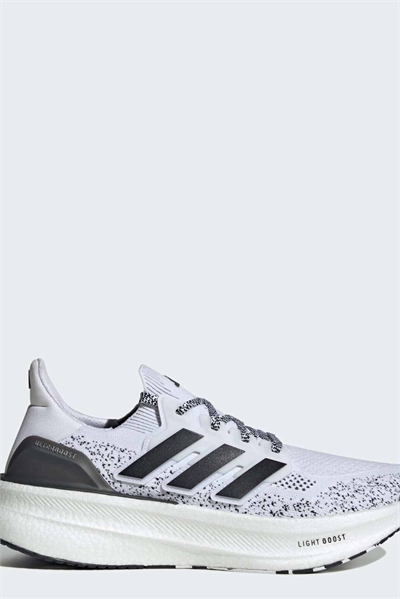 Кроссовки Ultraboost 5 в белом и черном цветах артикул 153898375