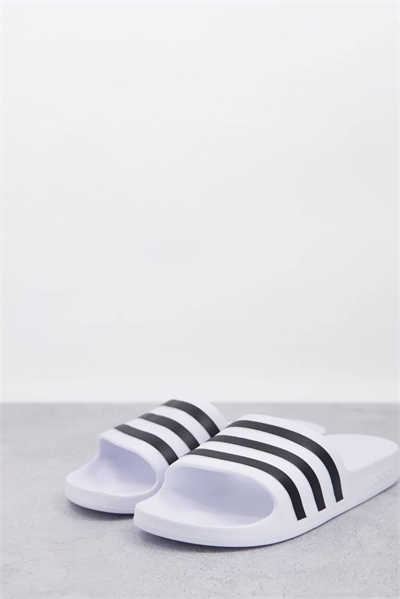 Тренировочные шлепанцы Adidas Adilette белого и черного цветов артикул 138493578