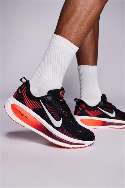 Кроссовки Vomero 18 черного и красного цвета артикул 142681767