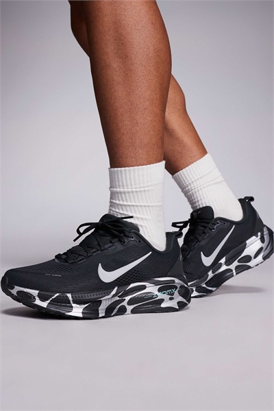 Кроссовки Vomero 18 черного цвета с серебристыми светоотражающими элементами артикул 147141052