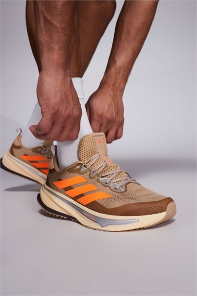 Кроссовки Adidas Running Supernova Rise в коричневом и оранжевом цветах артикул 147140294