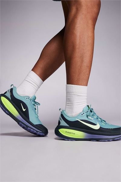 Кроссовки Vomero 18 GORE-TEX зеленого цвета артикул 147141077