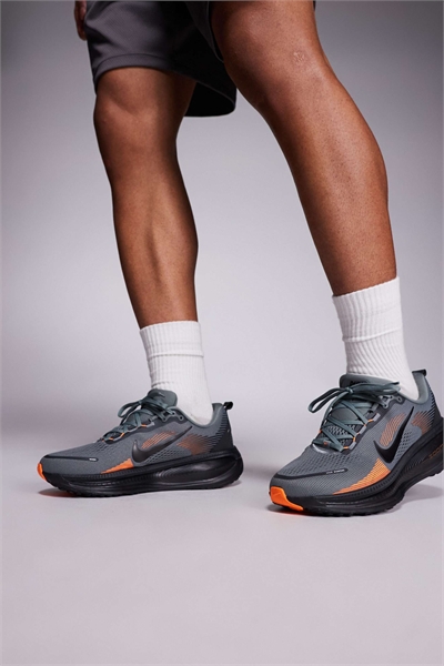 Кроссовки Vomero 18 в сером и оранжевом цветах артикул 147141073