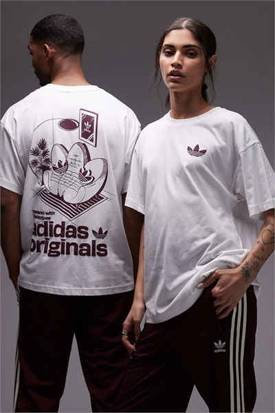 Футболка с принтом «Диван» белого цвета артикул 151925943