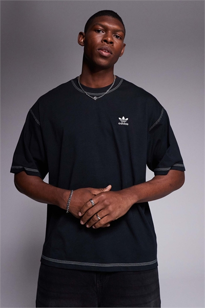 Футболка Trefoil Essentials черного цвета с контрастной отстрочкой артикул 141909552