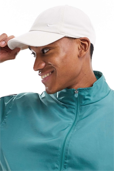 Клубная кепка с логотипом в белом цвете артикул 133402701