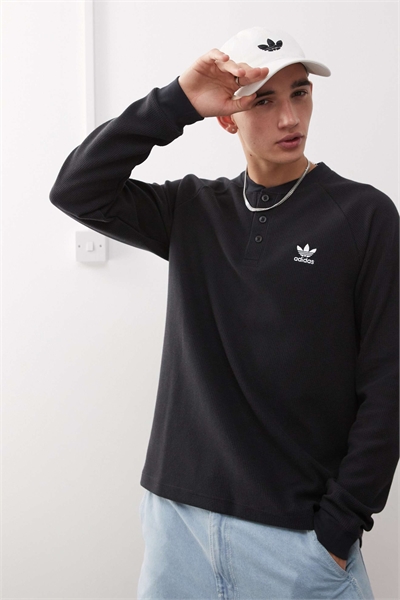 Футболка с длинным рукавом Trefoil Essentials из вафельной ткани черного цвета артикул 148336184