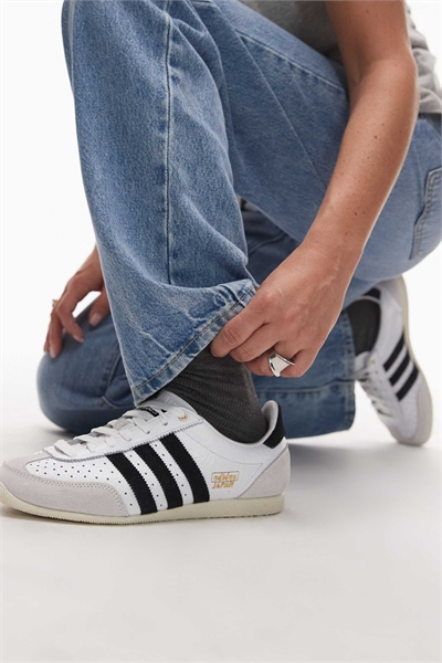 Японские кроссовки в белом и черном цветах артикул 138323095