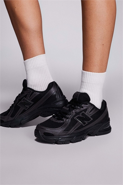 740 кроссовок черного цвета артикул 138363447