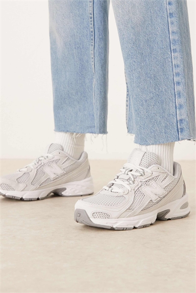 740 кроссовок светло-серого цвета артикул 137696223