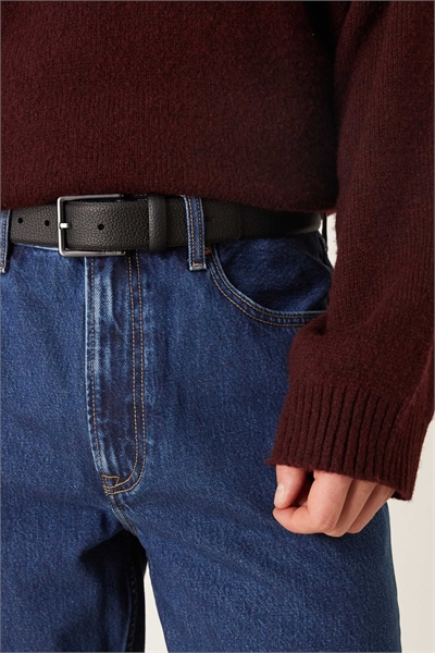 Ремень из натуральной кожи с бутонами и пряжкой цвета «пушечное серебро» черного цвета артикул 154172671